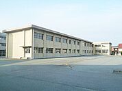 松阪市立花岡小学校 402m