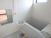 窓付きで換気しやすく明るいバスルーム