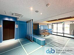 マンションエントランスです。落ち着いた温かみのある色調で、住む人をやさしく迎えてくれます。広々とした高級感溢れるエントランスが、ワンランク上の生活をお約束致します。