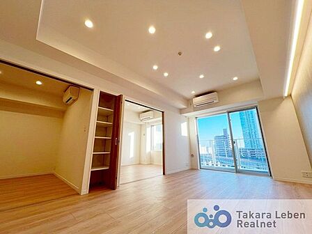 洋室2部屋が隣接する動線の良い振り分けタイプ。スライドドアを開放し、より広々としたお部屋に。