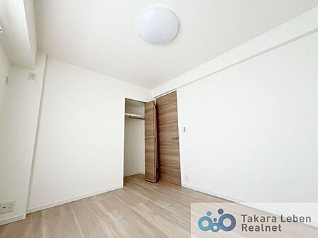 約6.1帖の洋室(1)自分だけの時間を過ごしたくなったり読書に没頭したくなった時、プライベート空間があると嬉しいですね。