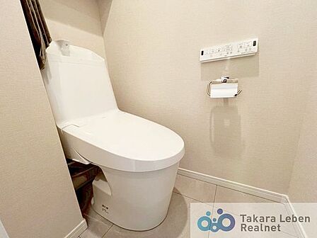 ウォシュレット機能付きで日々のトイレ使用が一段と快適に!衛生的なトイレ環境を実現することが可能です。