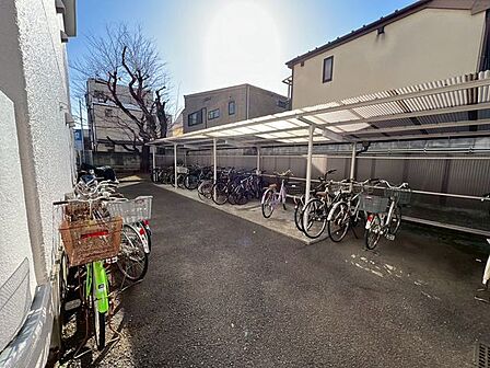 駐輪スペース。屋根付きなので雨の日も濡れずに駐輪できます。