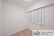 洋室約4.5帖：独立性を高めたお部屋。たっぷりの収納も配備しており、片付いた空間を現実出来そう。