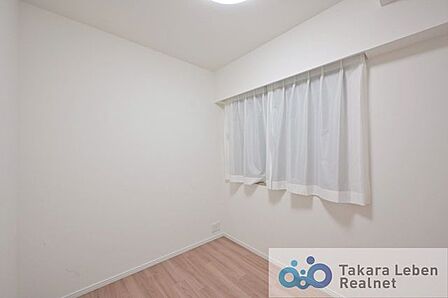 洋室約4.5帖:独立性を高めたお部屋。たっぷりの収納も配備しており、片付いた空間を現実出来そう。