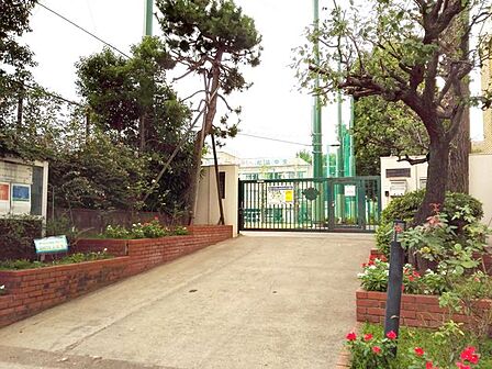 渋谷区立松濤中学校 徒歩9分。 660m