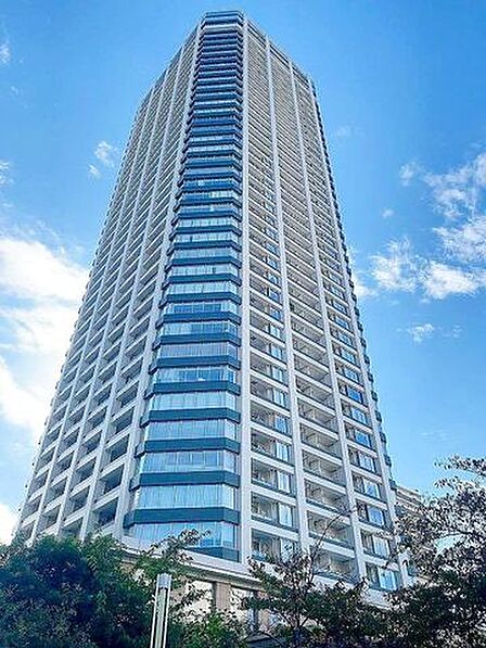 「白金高輪」駅直結のランドマークタワーです。複数沿線利用可能なマルチアクセスで、通勤・通学やお買物にも便利な周辺環境です。