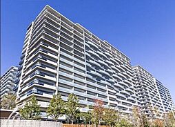 晴海の住宅地に建つリバーサイドの大規模マンション。ゲストルームやラウンジなど充実の共用施設有