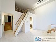 13.6帖のLDK。寒い冬場も足元から暖かい床暖房付きです。ロフトへは階段で行き来出来ます。