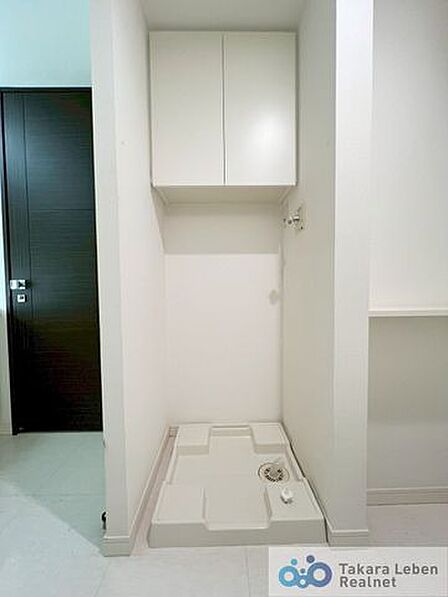洗濯機置き場上部にも吊戸棚がございます。