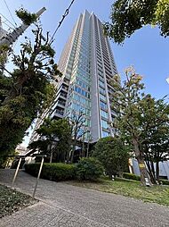 東京メトロ日比谷線・都営大江戸線「六本木」駅徒歩3分の好立地。39階建て、総戸数611戸のビッグタワーレジデンス。