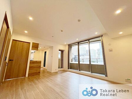 明るく開放的な空間が広がるLDK。室内には豊かな陽光が注ぎ込み、爽やかな住空間を演出。