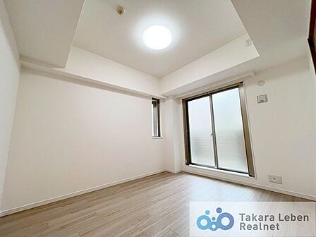 西側洋室6.0帖:開口部が広くたくさんの陽を取り入れ、窓を開ければ気持ちよい風が舞い込んできます。