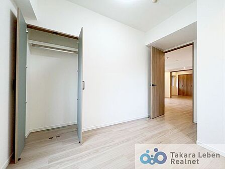 洋室約5.6帖:収納力のあるクローゼットで、お部屋がスッキリ広く使用できます。