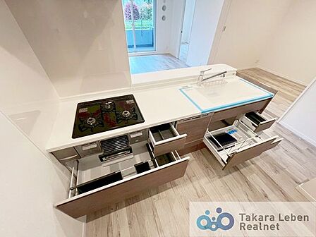 嬉しい3口コンロ。ビルトイン食器洗浄機の為場所を取らず忙しい朝も快適になります。また、収納はスライド式の為、奥にしまい込んだ調理器具等の取り出しもスムーズに行えるため、調理がはかどりますね