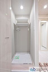 扉付きの洗濯機置場で、生活感をやさしく目隠し。