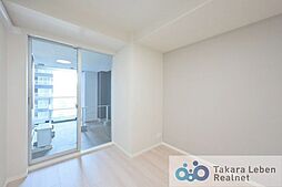 洋室約5.6帖：居心地のいい暮らしには欠かせない眩い採光。やすらぎの時間を演出します。