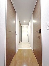 和室約5.5帖：畳の温もりを感じる、心やすらぐ和のくつろぎ空間。