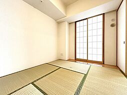 和室約5.5帖：畳の温もりを感じる、心やすらぐ和のくつろぎ空間。