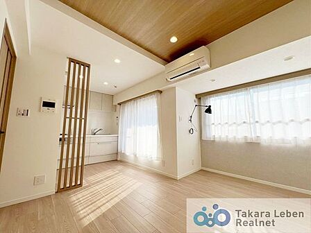 大きな窓からやわらかな光が差し込む、家具の配置もしやすいシンプルなワンルーム空間。