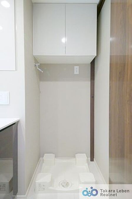 洗濯機置場には防水パンを設置。水漏れ対策にも配慮された使いやすい洗面室です。