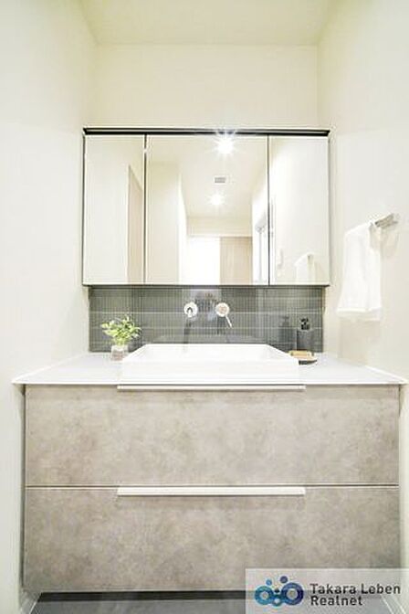 洗面室は朝を快適にさせてくれる大切な空間です。バタバタしている忙しい朝でも収納が多い洗面台では短時間で効率良く支度ができます。