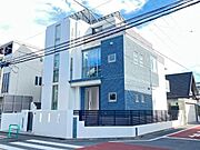 JR中央本線「荻窪」駅から徒歩約14分。たっぷりの日差しが降り注ぐ低層エリア。開放感のある角地。