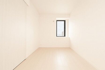 洋室約4.8帖:書斎や趣味のスペースなど、ライフスタイルに合わせて活用しやすい居室です。