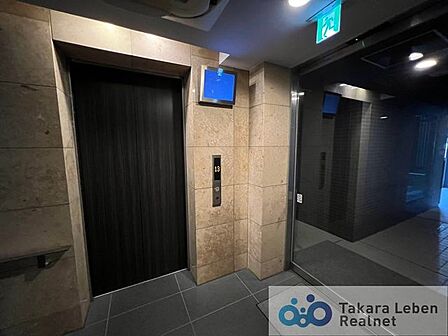 セキュリティ面も安心の防犯カメラ付きエレベーター。中の様子を確認できるので、夜間やお子様の利用時も安全です。