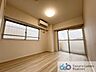 寝室：2面採光の開放感あるお部屋です。