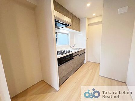壁付けシステムキッチン。限られた空間を効率よく利用できるキッチンレイアウトです。