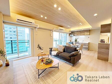 大きな窓が印象的なリビング空間。自然光をたっぷり取り込み、室内は明るく爽やかな印象です。リラックスできる居心地の良さが魅力です。