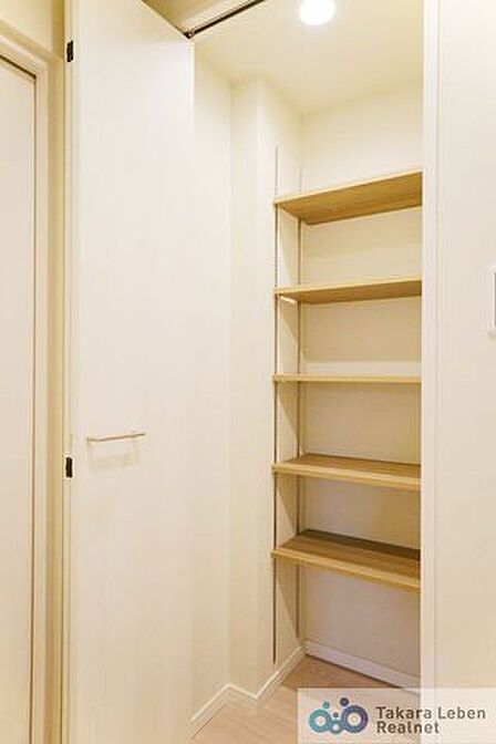 共用収納。日用品や防災グッズのストックなどに便利です。