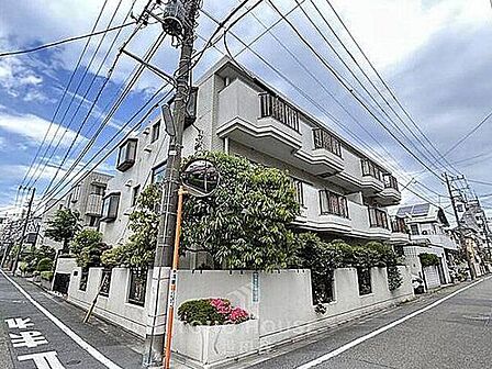 外観閑静な住宅街に佇む本マンションは、きりりと端正なフォルムが周りの風景に溶け込みながらも、美しく存在感を表しております。穏やかなこの地の表情と呼応して、人々の意識を引き寄せる事でしょう。