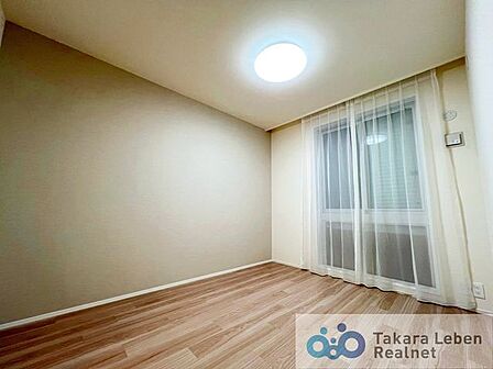 宿題をしたり、リモートワークに勤しんだり。落ち着いた雰囲気の中でゆっくりと思考を巡らすことができます。お子様が成長した後も独立した空間として利用可能です。