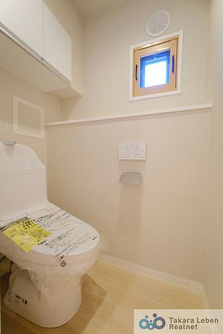 ウォシュレット機能付きで日々のトイレ使用が一段と快適に!衛生的なトイレ環境を実現することが可能です。
