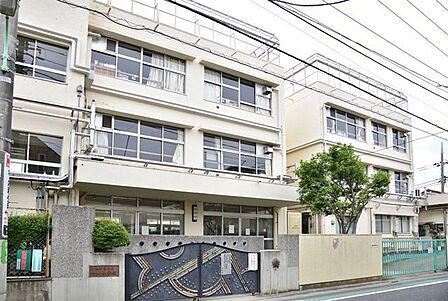 世田谷区立中丸小学校 徒歩5分。 300m