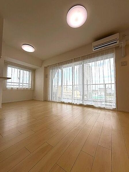 柔らかな日差しが差し込むリビングは、普段せわしなく過ぎてしまう日常を明るく包み込んでくれる空間です。