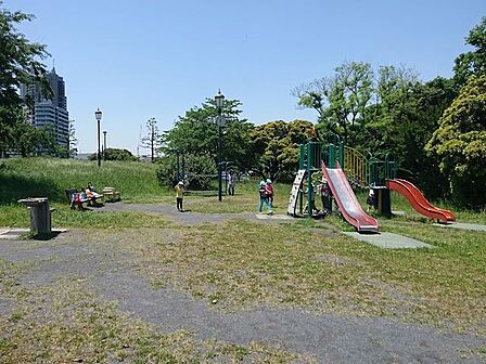 潮見運動公園 徒歩12分。 890m