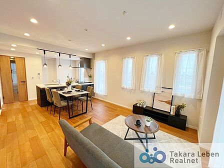 家族だけのプライベートタイムを心地よく過ごせる、約15.3帖のリビング空間。住まう方のライフスタイルを尊重し、オンリーワンの空間を創り出します。