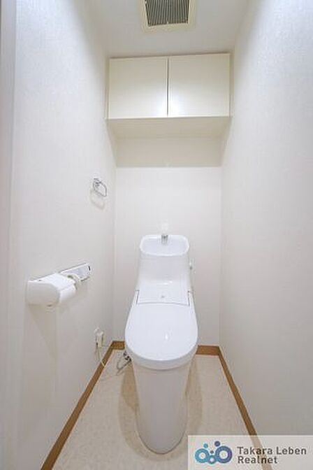 ウォシュレット機能付きのトイレは壁掛けリモコンの上位グレードを採用。便座がスッキリした印象となり、限られた空間を広く見せる効果があります。
