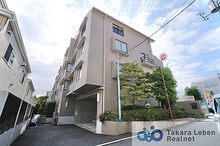 街に馴染みつつも確かな存在感を放つ、洗練された外観。シンプルながらも細部まで配慮されたデザインです。