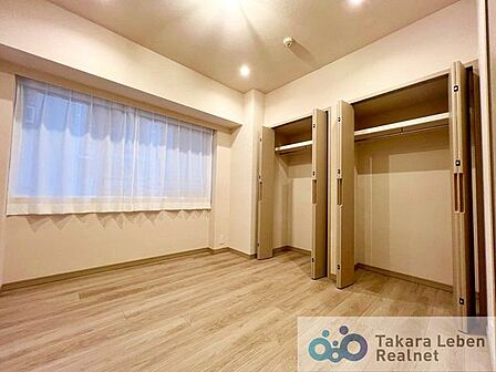 やわらかな採光が心地よい寝室。朝は自然光で気持ちよく目覚め、夜は落ち着いた時間を過ごせます。