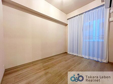 自然光が入る洋室は、子ども部屋として明るい印象。毎日の生活リズムを整えやすい環境です。