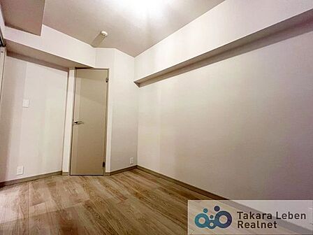 クローゼットを備えた洋室は、子ども部屋にぴったり。成長に合わせて使い方を変えられる、シンプルな一室です。