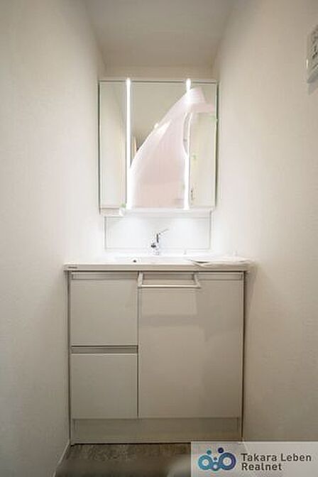 鏡裏にも収納可能な三面鏡洗面化粧台