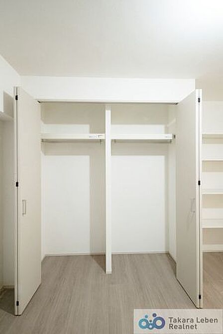 観音開きの大型クローゼット