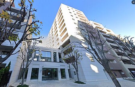 陽光を浴び照らされた美しい煌めきのフォルムが、周りの風景に馴染みながらも存在感を際立たせております。もちろん、その中にもどこか優しさを感じさせるカラーを採用し、住まう人を優しく包み込みます。