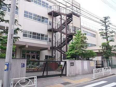 目黒区立中根小学校 徒歩2分。 160m