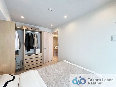 南・西の2面採光と明るい洋室。お部屋をより広く感じられるオープンクローゼットです。